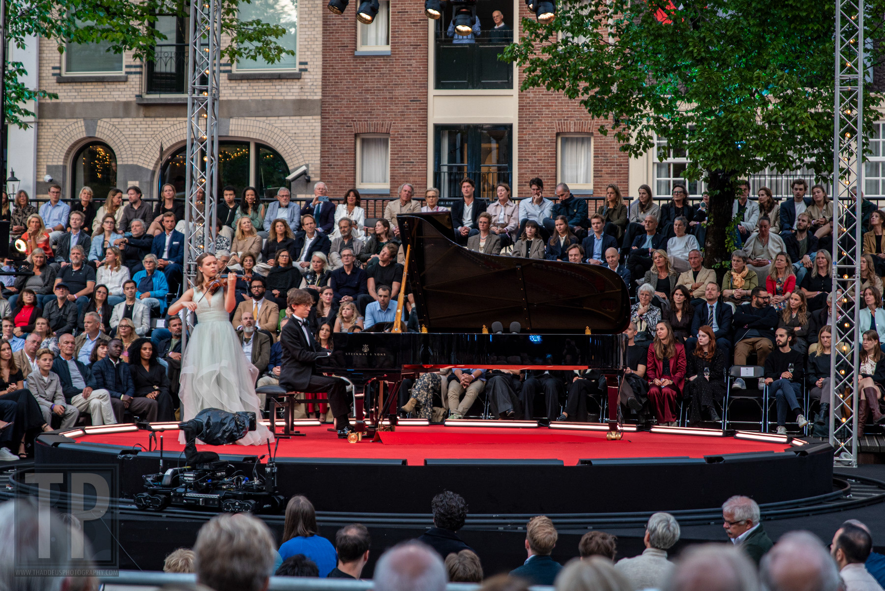 Violiste Hawijch Elders en pianist Shane van Neerden openen de avond tijdens het Prinsengrachtconcert 2026, de 44e editie. Prinsengracht, Amsterdam, 22 augustus 2026. · Violinist Hawijch Elders and pianist Shane van Neerden open the evening at the Prinsengracht Concert 2026, the 44th edition. Prinsengracht, Amsterdam, 22 August 2026.