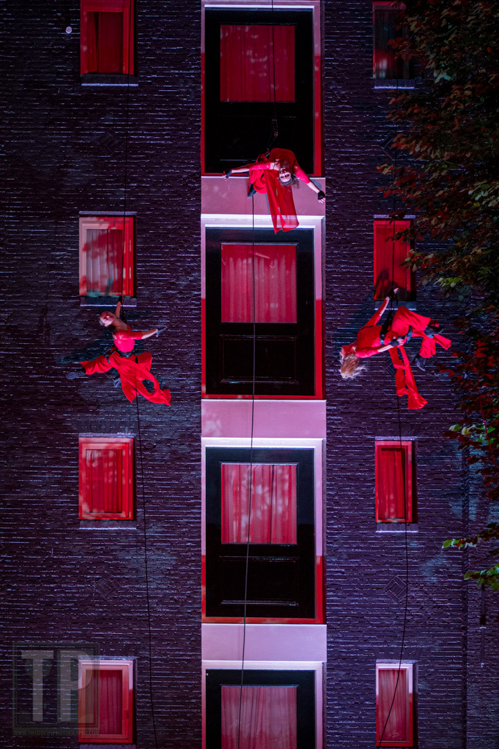 Arial performers dance along the facade of the Pulitzer Hotel in a spectacular performance of the 2025 Prinsengrachtconcert.