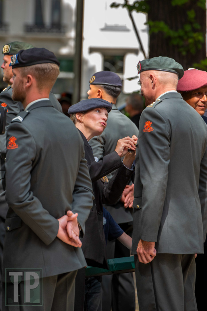 A soldier of the Dutch Army receives the Peace Operations Medal.