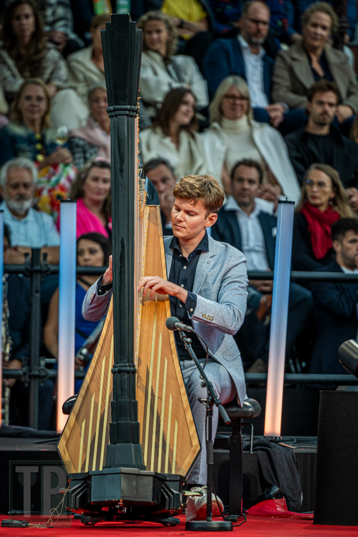 Harpist Joost Willemze performs his first number of the evening.