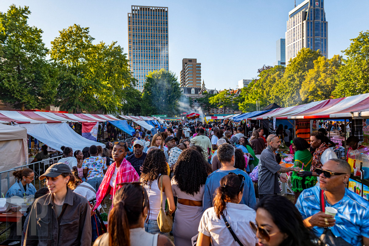 Bezoekers genieten van de markt tijdens het Keti Koti Festival in het Wijkpark Oude Westen, Rotterdam, 1 juli 2026. · Visitors enjoy the market at the Keti Koti Festival in Wijkpark Oude Westen, Rotterdam, 1 July 2026.