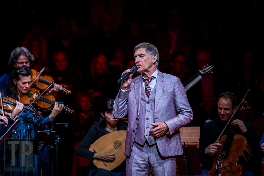 To close the 2025 Prinsengrachtconcert, Dutch singer and actor Huub van der Lubbe, joyously accompanied by the audience, sings "Stad Amsterdam".