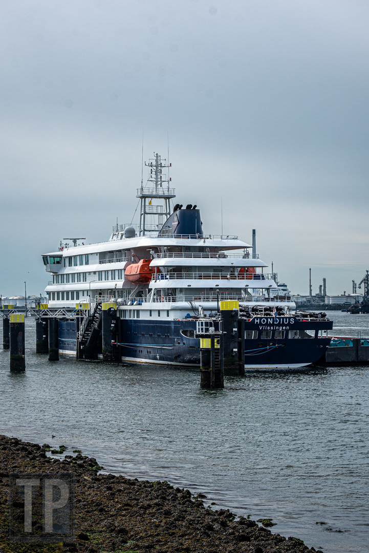 Het expeditiecruiseschip MV Hondius aangemeerd in de haven van Rotterdam voor quarantaine en ontsmetting na een dodelijke uitbraak van het Andes-virus, Rotterdam, 19 mei 2026. · The expedition cruise ship MV Hondius moored in the port of Rotterdam for quarantine and disinfection following a deadly outbreak of the Andes virus, Rotterdam, 19 May 2026.