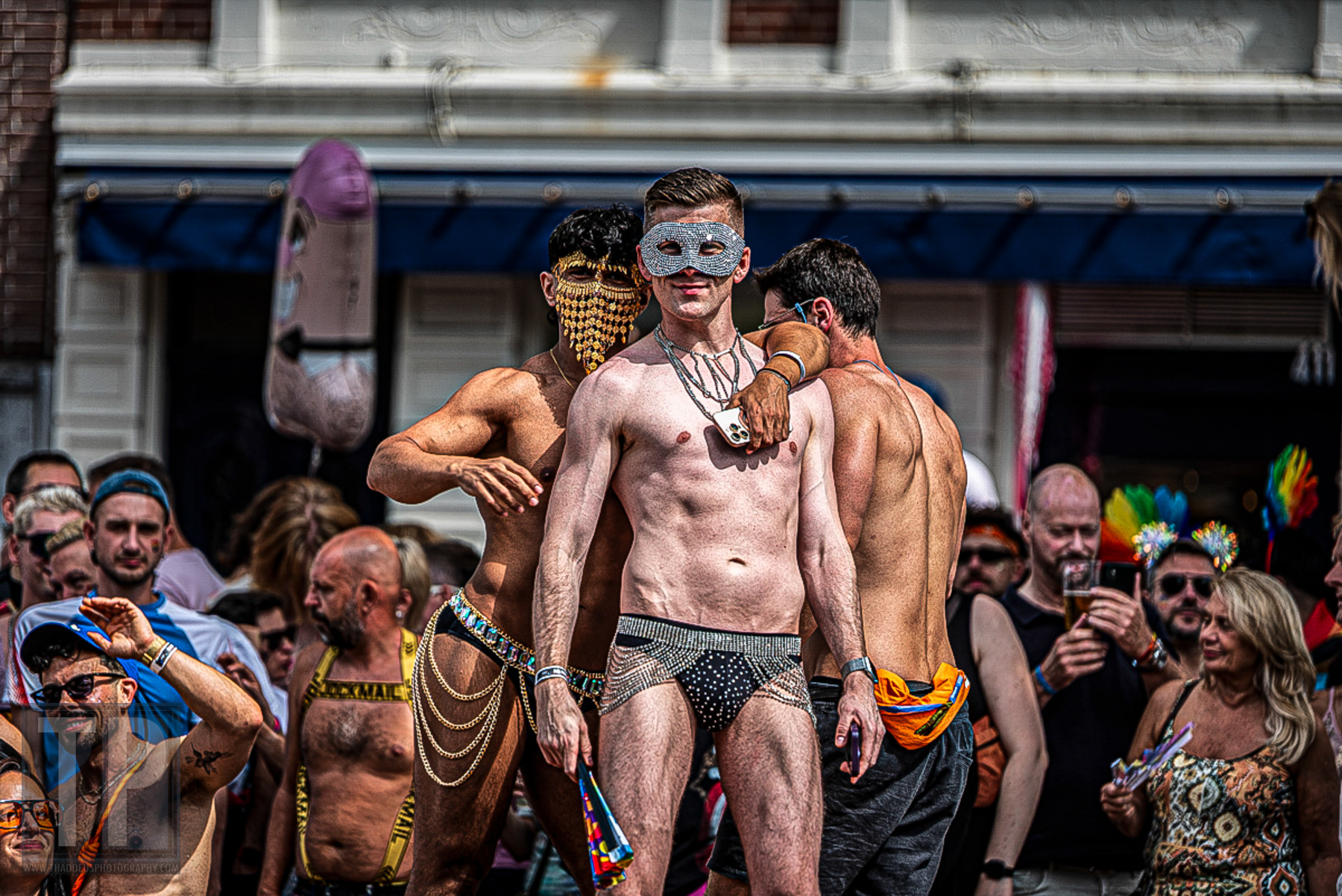 Feestelijk uitgedoste deelnemers vieren de Canal Parade van WorldPride Amsterdam 2026, Amsterdam, 1 augustus 2026. · Festively costumed participants celebrate the Canal Parade at WorldPride Amsterdam 2026, Amsterdam, 1 August 2026.