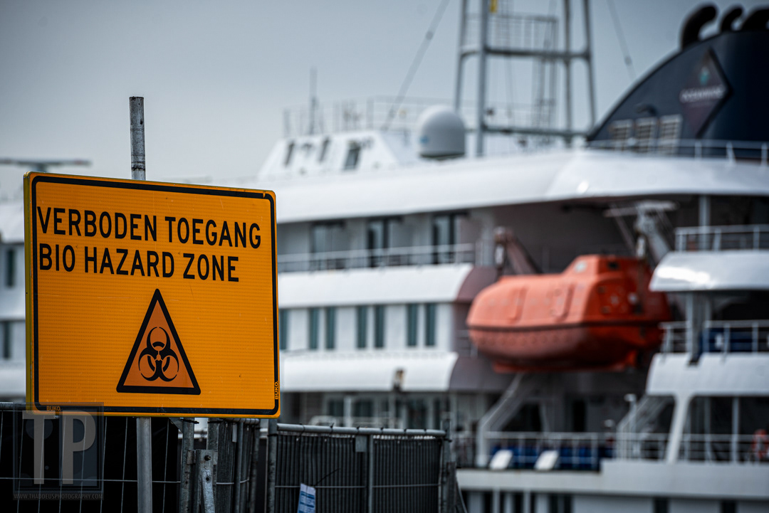 Een bord met de tekst "Verboden Toegang Bio Hazard Zone" bij de kade waar het expeditiecruiseschip MV Hondius is aangemeerd in de haven van Rotterdam na een uitbraak van het Andes-virus aan boord, Rotterdam, 19 mei 2026. · A sign reading "No Entry Bio Hazard Zone" at the quay where the expedition cruise ship MV Hondius is moored in the port of Rotterdam following an outbreak of the Andes virus on board, Rotterdam, 19 May 2026.