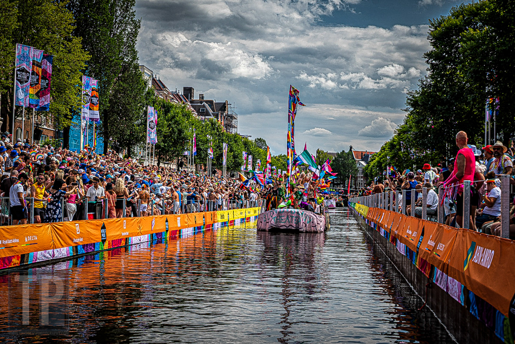 Boten varen door het tijdelijke WorldPride Stadion op de Prinsengracht tijdens de Canal Parade van WorldPride Amsterdam 2026, Amsterdam, 1 augustus 2026. · Boats sail through the temporary WorldPride Stadium on the Prinsengracht during the Canal Parade at WorldPride Amsterdam 2026, Amsterdam, 1 August 2026.