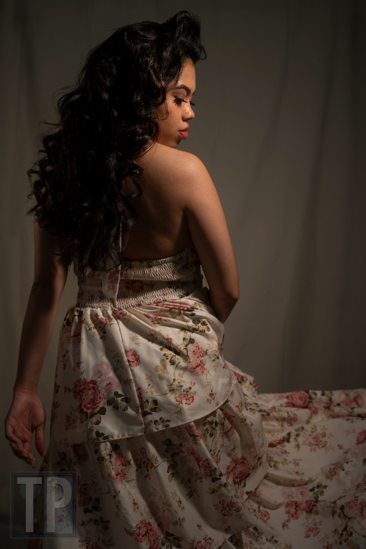 Cassandra, modeportret in gelaagde bloemenjurk, 27 juli 2026. · Cassandra, fashion portrait in a tiered floral dress, 27 July 2026.