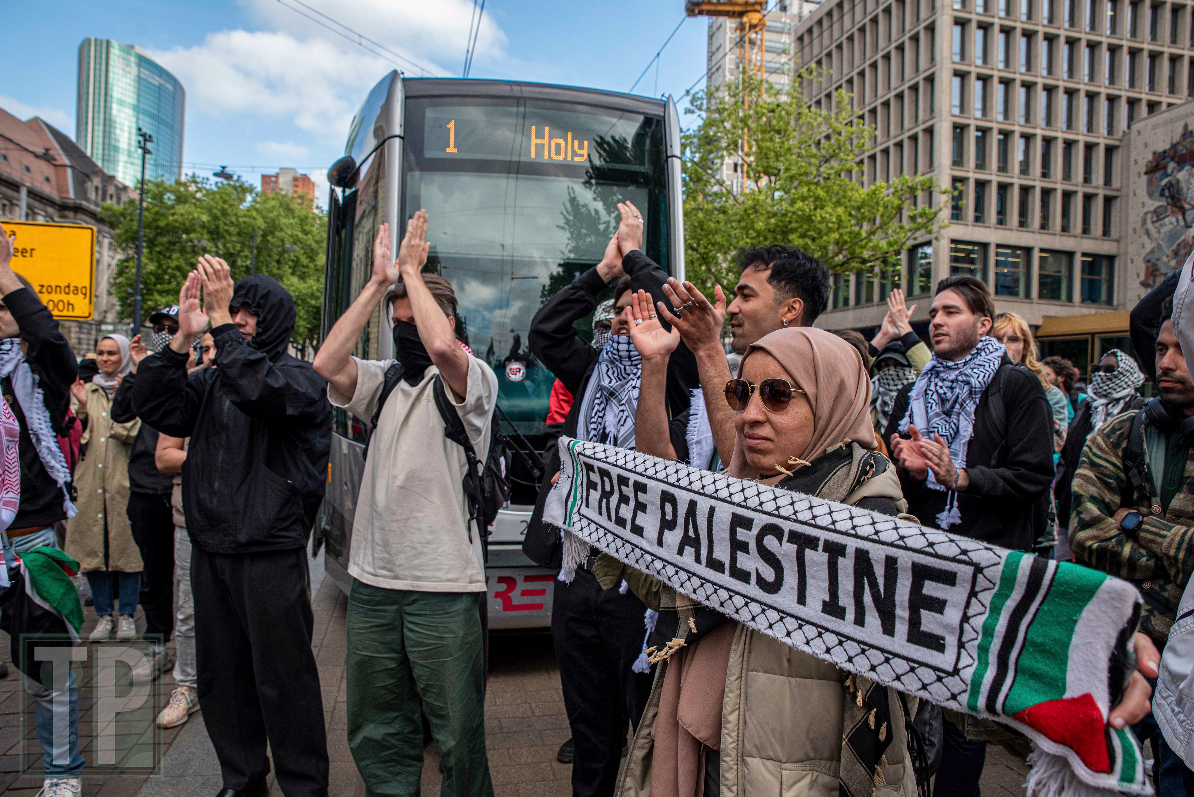 While the demonstration began at Rotterdam stahuis, it ended with traffic blockades and an unplanned march towards Maersk's offices.