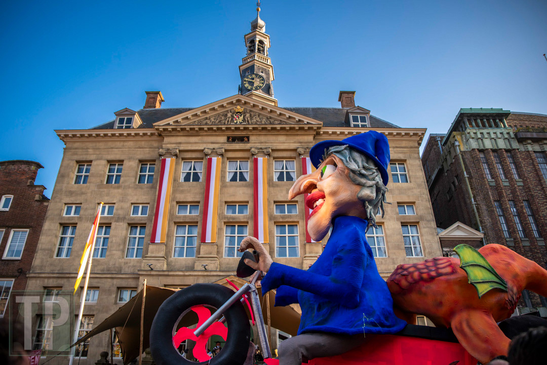 Giant floats make their way past the stadhuis (city hall) in Den Bosch.