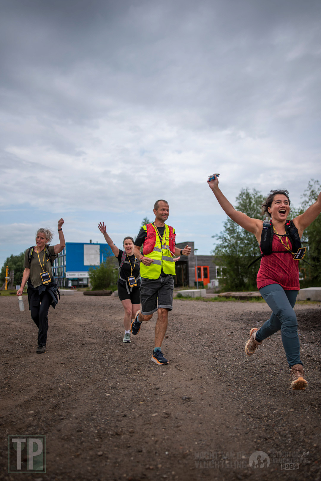 Enthusiastic participants run the final meters of the Nacht van de Vluchteling.