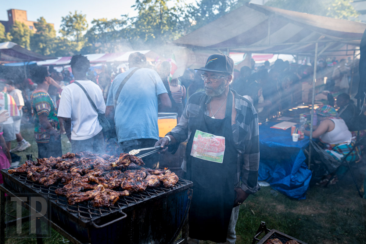 Surinaamse en Caribische gerechten, waaronder gegrild vlees, worden bereid op het Keti Koti Festival, Rotterdam. · Surinamese and Caribbean dishes, including grilled meat, are prepared at the Keti Koti Festival, Rotterdam.