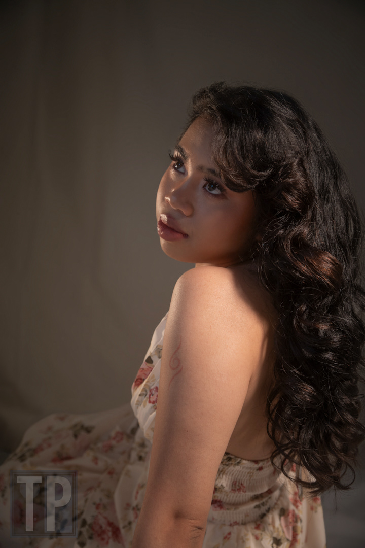 Cassandra, modeportret met directe blik over de schouder, 27 juli 2026. · Cassandra, fashion portrait with a direct gaze over the shoulder, 27 July 2026.