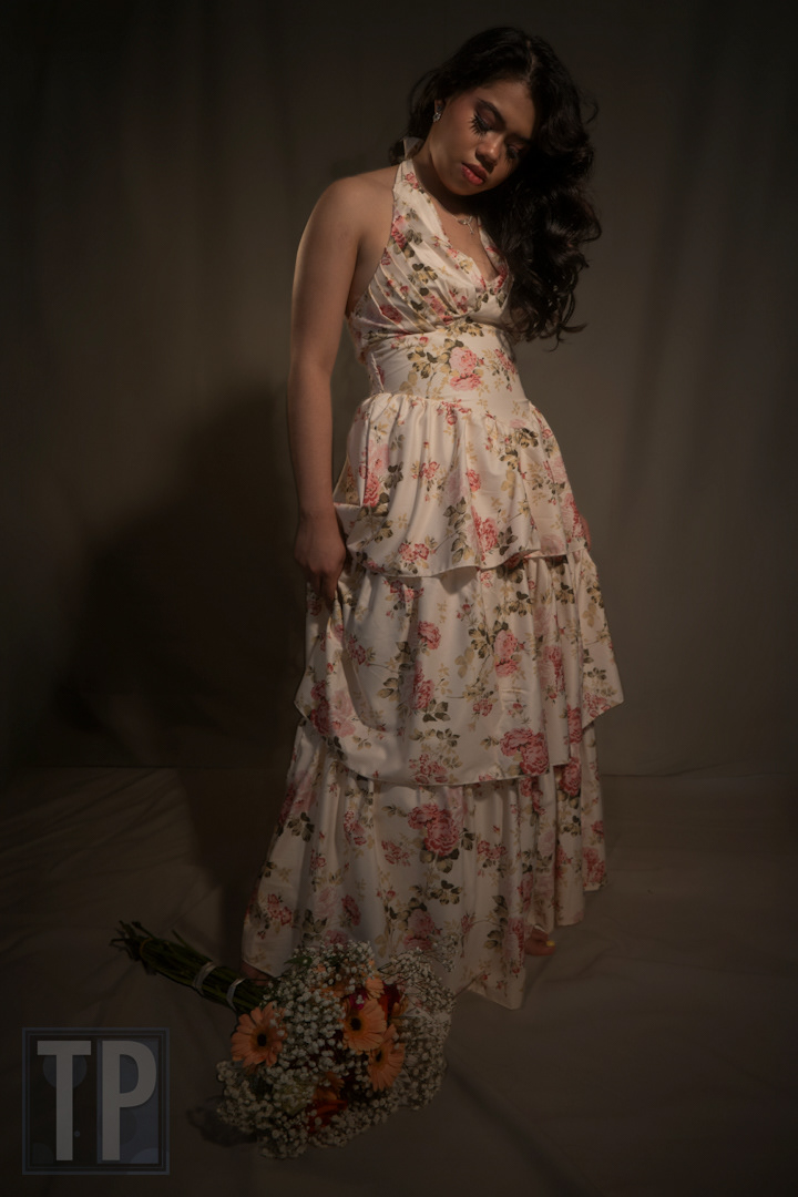Cassandra, modeportret met boeket in een ingetogen moment, 27 juli 2026. · Cassandra, fashion portrait with a bouquet in a demure moment, 27 July 2026.