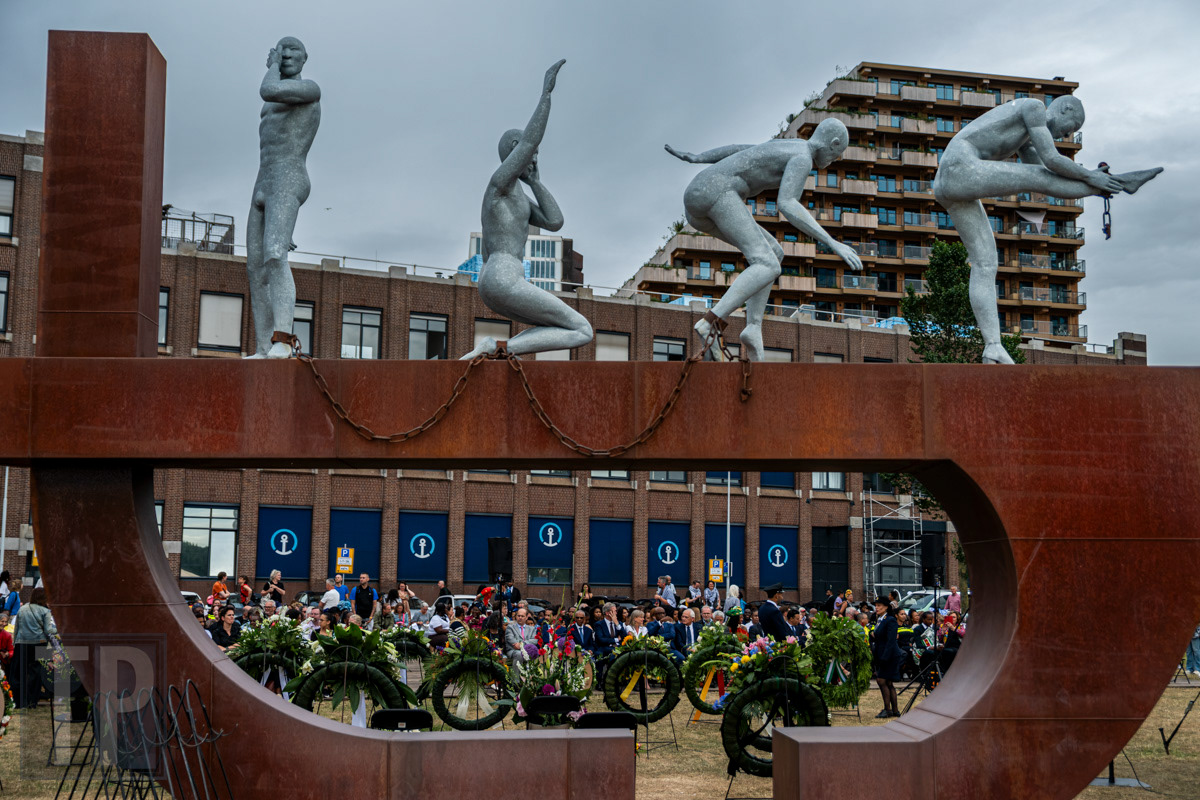 Het slavernijmonument aan de Lloydkade, de plek van vertrek van de Rotterdamse slavenhandelsschepen, tijdens de officiële Keti Koti-herdenking, Rotterdam, 30 juni 2026. · The slavery monument at the Lloydkade, the departure point of Rotterdam's slave trade ships, during the official Keti Koti commemoration, Rotterdam, 30 June 2026.