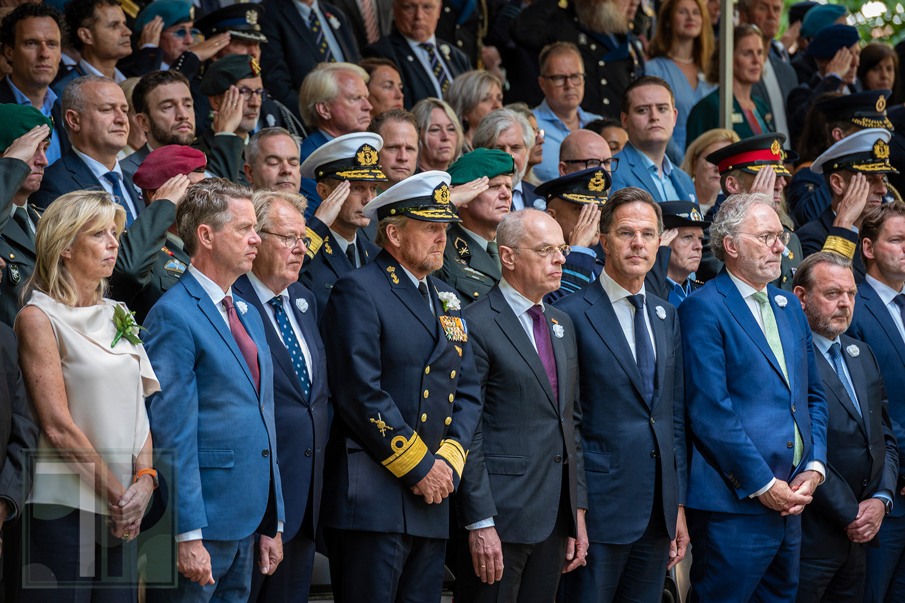 Regeringsleiders en hoge ambtenaren wonen de uitreiking van de Herinneringsmedaille voor Vredesoperaties bij op het Lange Voorhout tijdens de Nederlandse Veteranendag, Den Haag, 29 juni 2024. Voorste rij (v.l.n.r.): Minister van Defensie Kajsa Ollongren, Voorzitter van de Tweede Kamer Martin Bosma, Voorzitter van het Nationaal Comité Veteranendag Drs. Jaap Smit, Koning Willem-Alexander, Voorzitter van de Eerste Kamer Jan Anthonie Bruijn, Minister-President Mark Rutte, Vicepresident van de Raad van State Thom de Graaf, en Nationale Ombudsman Reinier van Zutphen. · Government leaders and senior officials attend the presentation of the Herinneringsmedaille voor Vredesoperaties on the Lange Voorhout during Nederlandse Veteranendag, The Hague, 29 June 2024. Front row (l-r): Minister of Defence Kajsa Ollongren, Speaker of the House of Representatives Martin Bosma, Chair of the National Veterans Day Committee Drs. Jaap Smit, King Willem-Alexander, President of the Senate Jan Anthonie Bruijn, Prime Minister Mark Rutte, Vice-President of the Council of State Thom de Graaf, and National Ombudsman Reinier van Zutphen.
