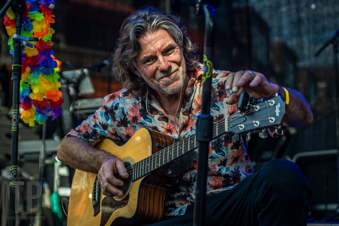 As the Big Rivers 25X Fest progresses, the music gradually softens, allowing Coldplay cover band “CallPlay” to perform acoustic renditions of their popular songs.