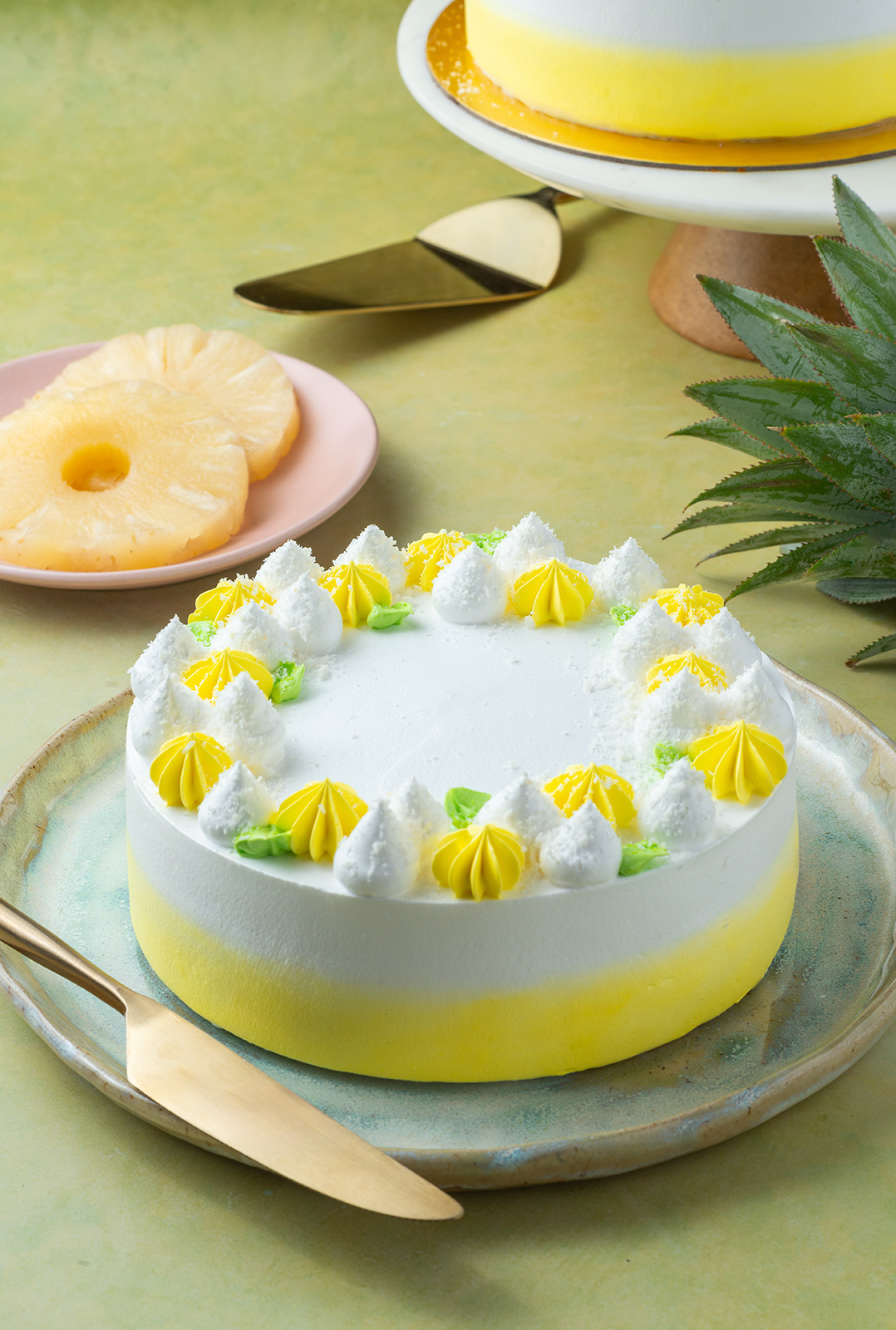 Pineapple Cake prop styling for CakeMan