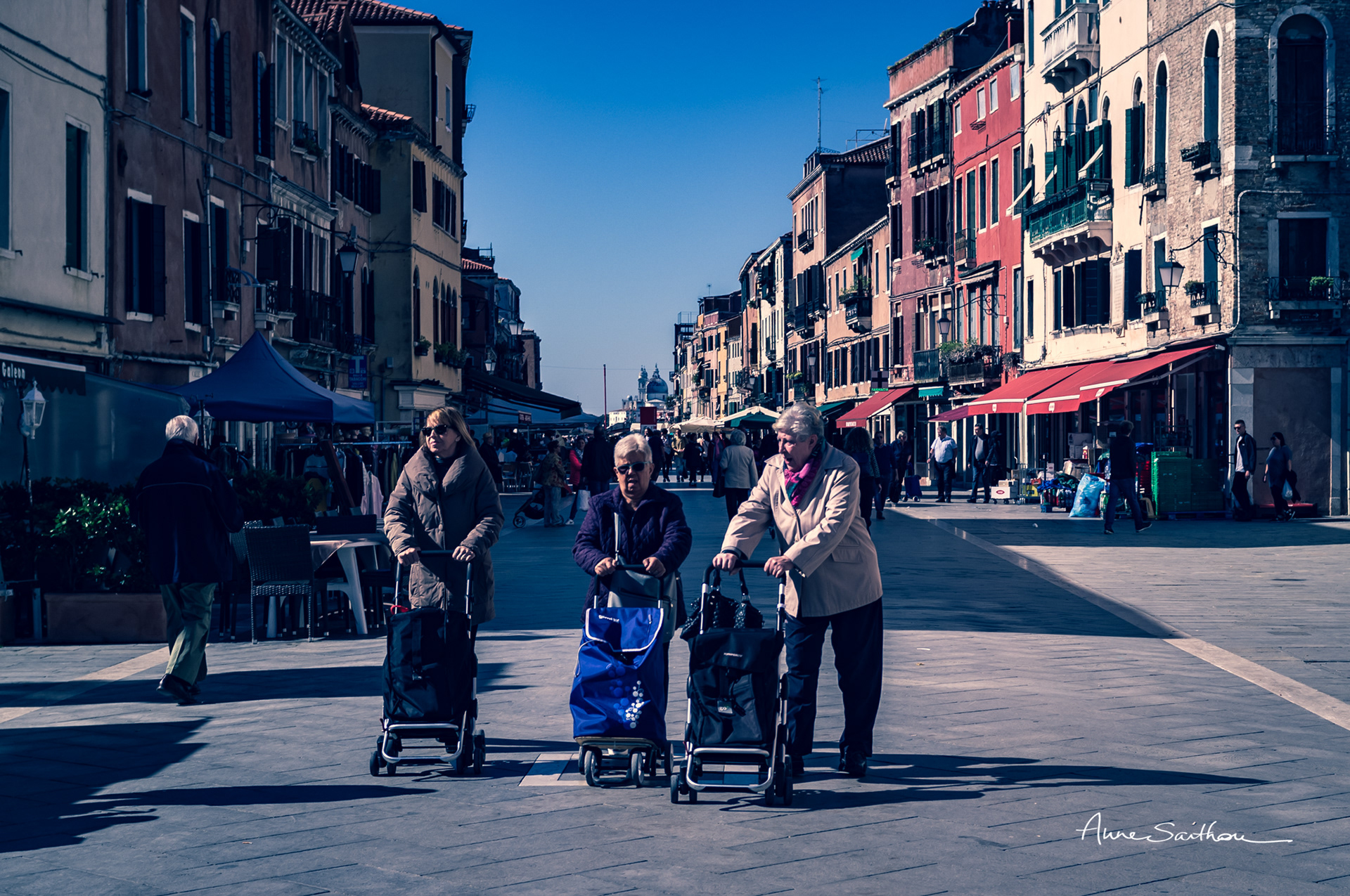 Les trois caddies