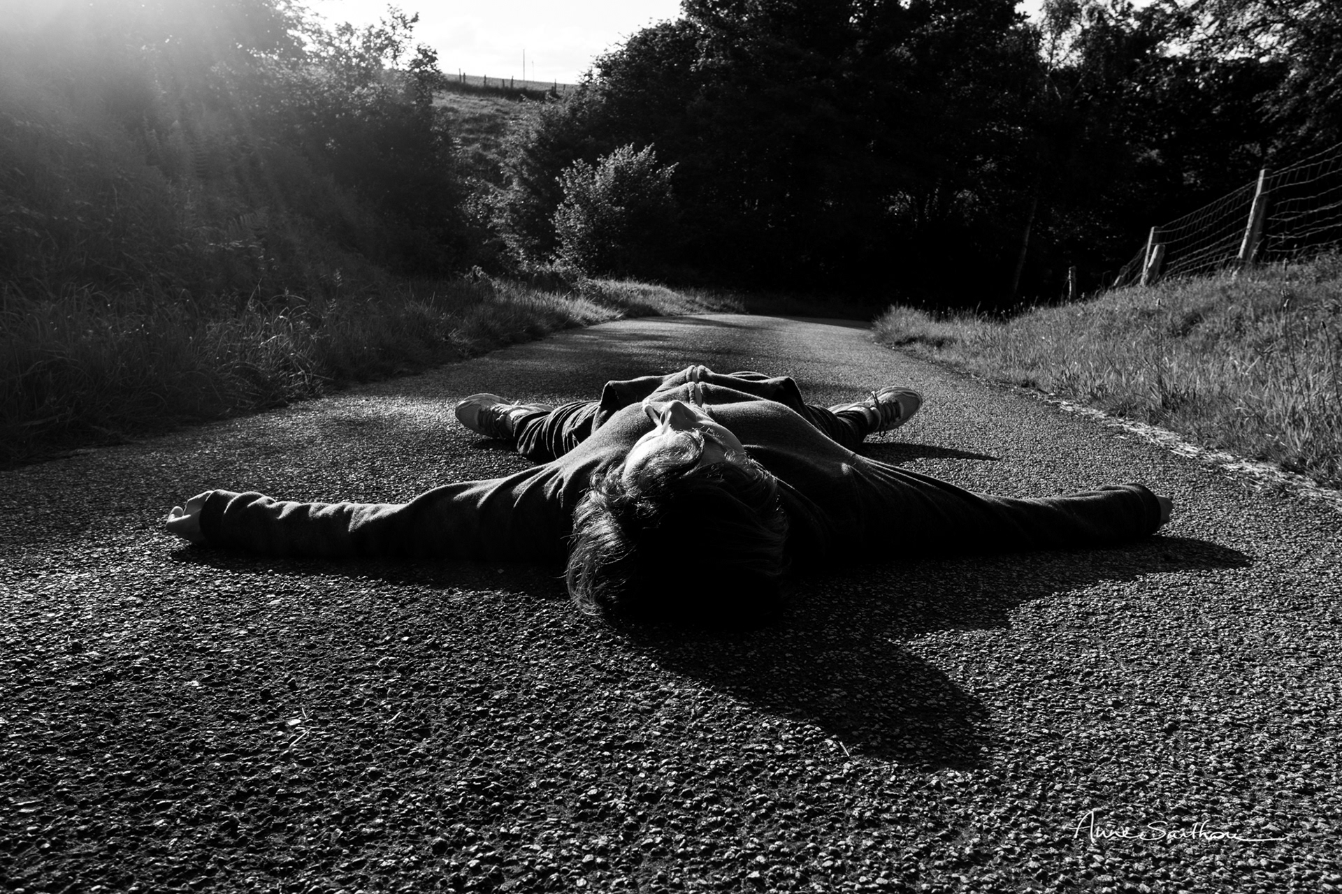 Couchée sur le bitume