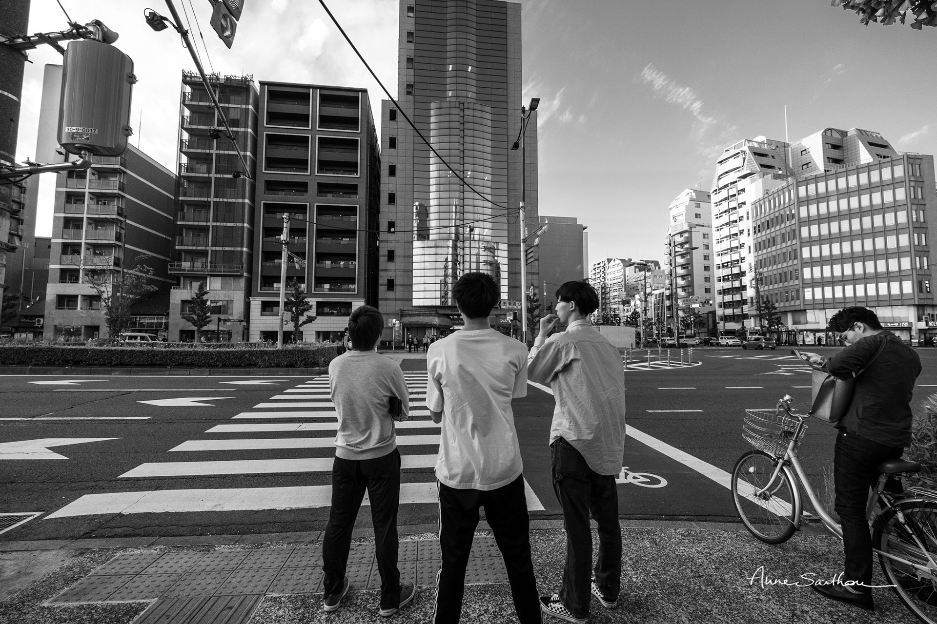 Trois jeunes hommes