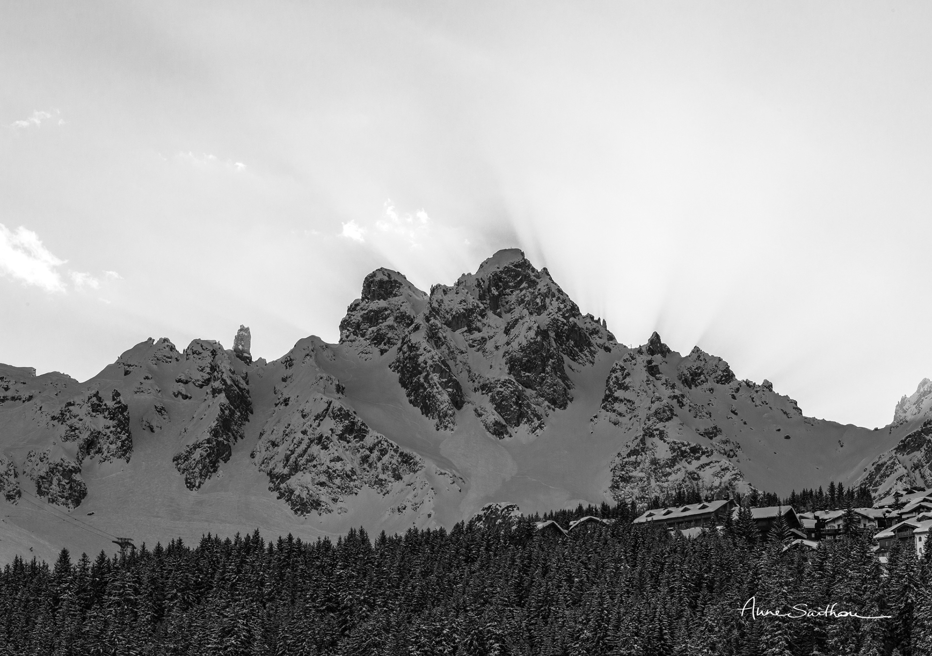 Derrière le mont