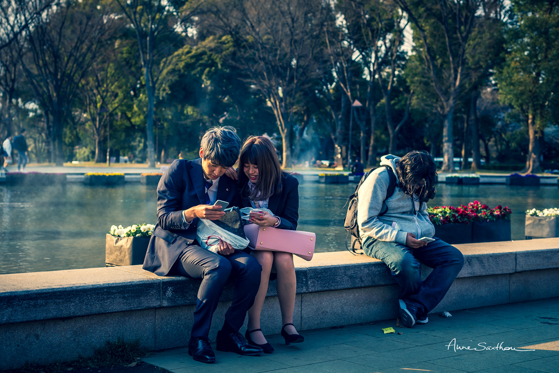 Un couple au sac rose