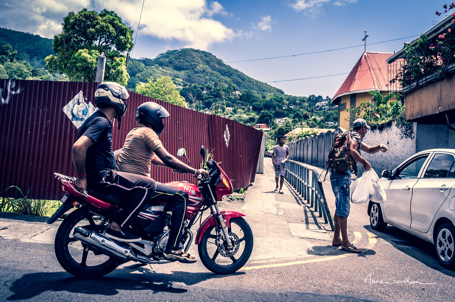 Crosstown traffic (Mahé, Seychelles)