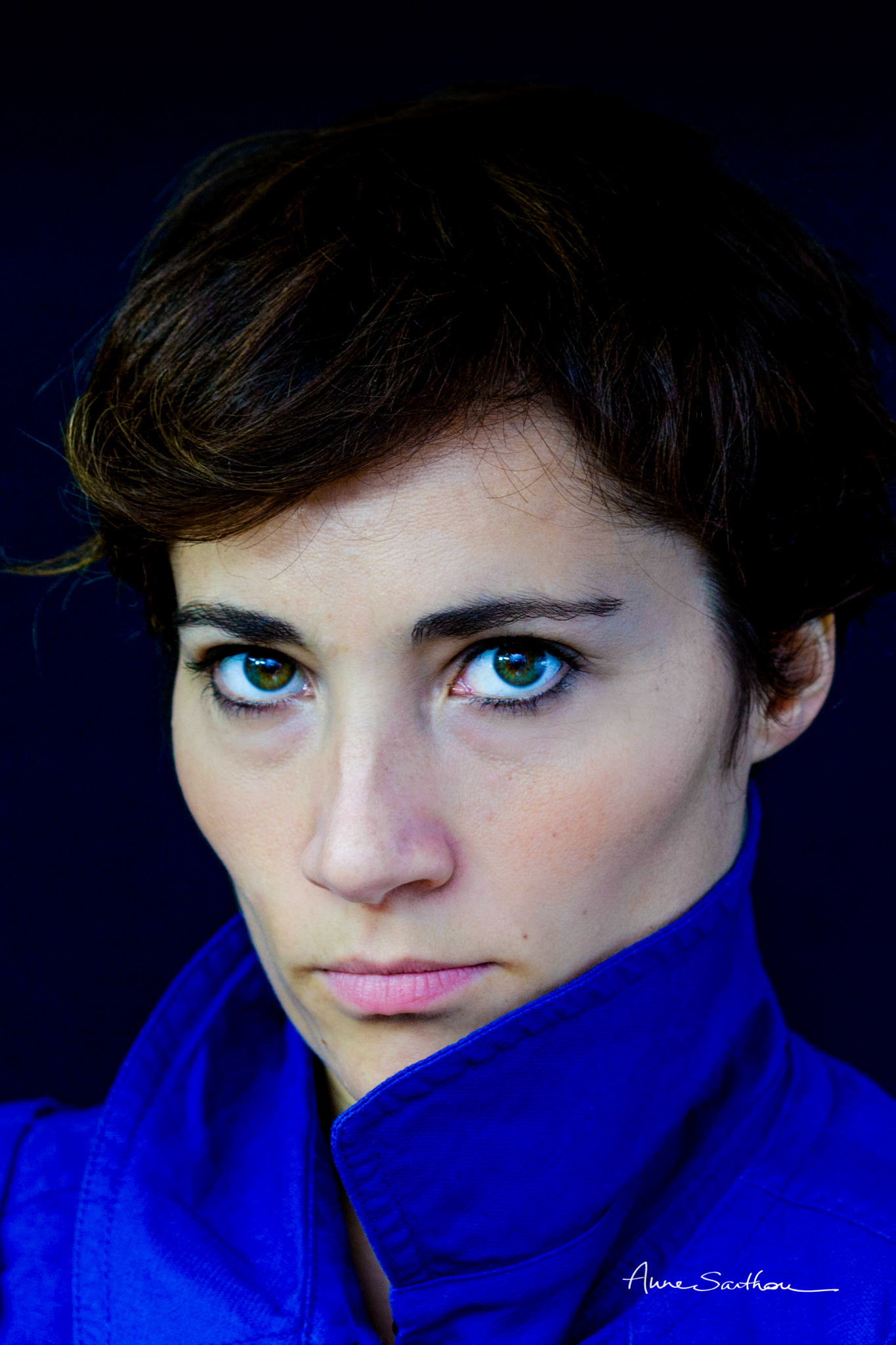 Anne J. en bleu