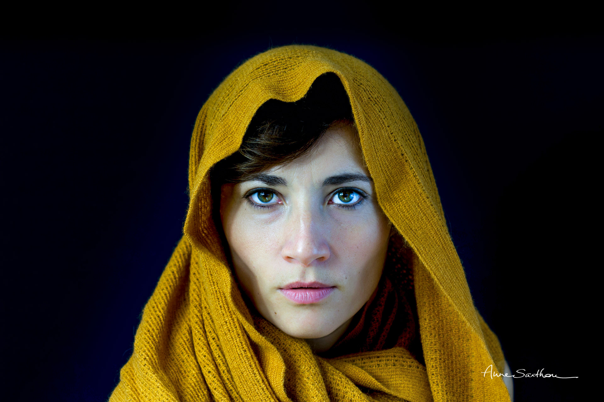 Anne J. au foulard orange