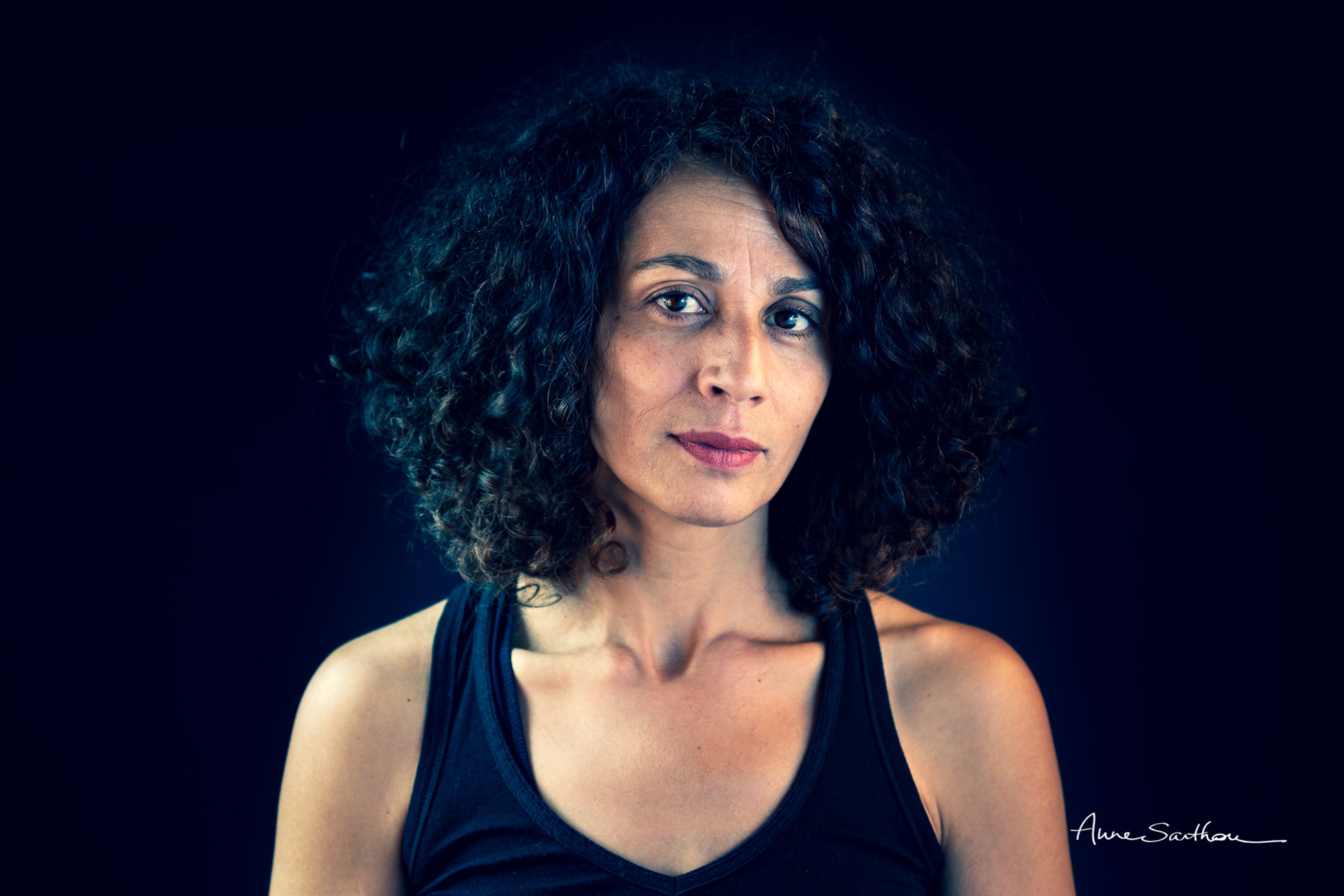 Najette L. regarde en face