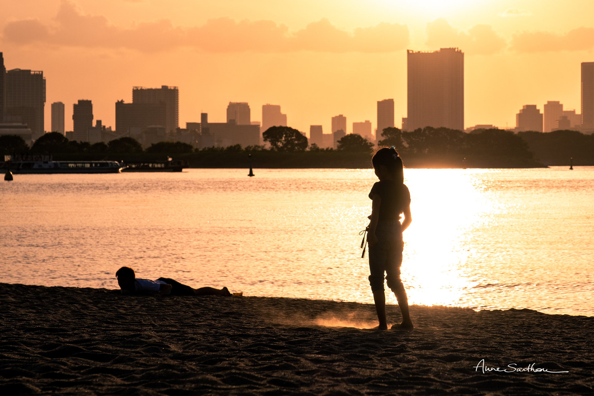 Petite fille au coucher de soleil