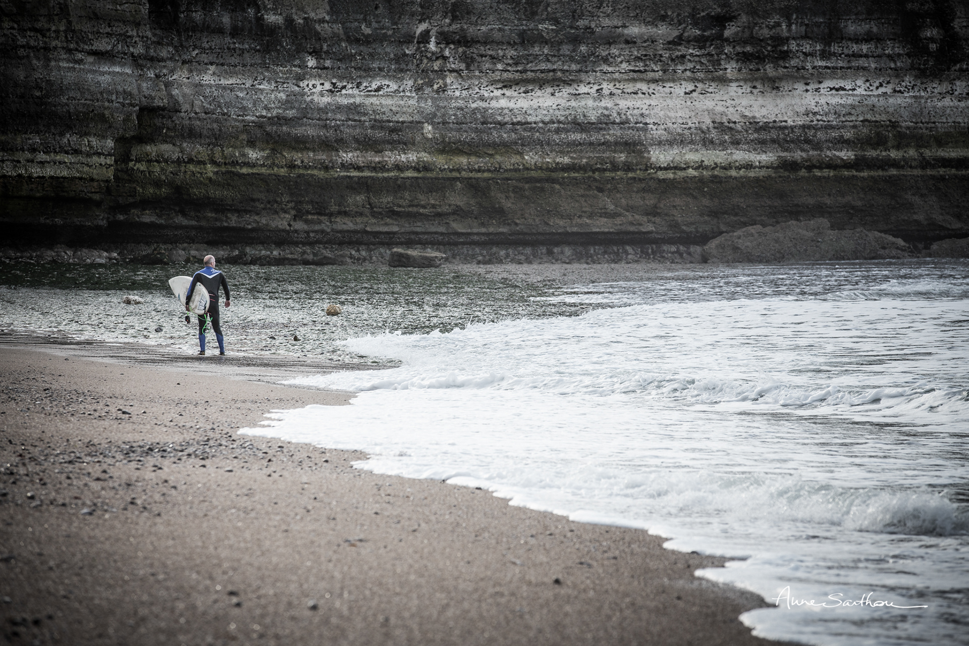 La falaise et le surfer