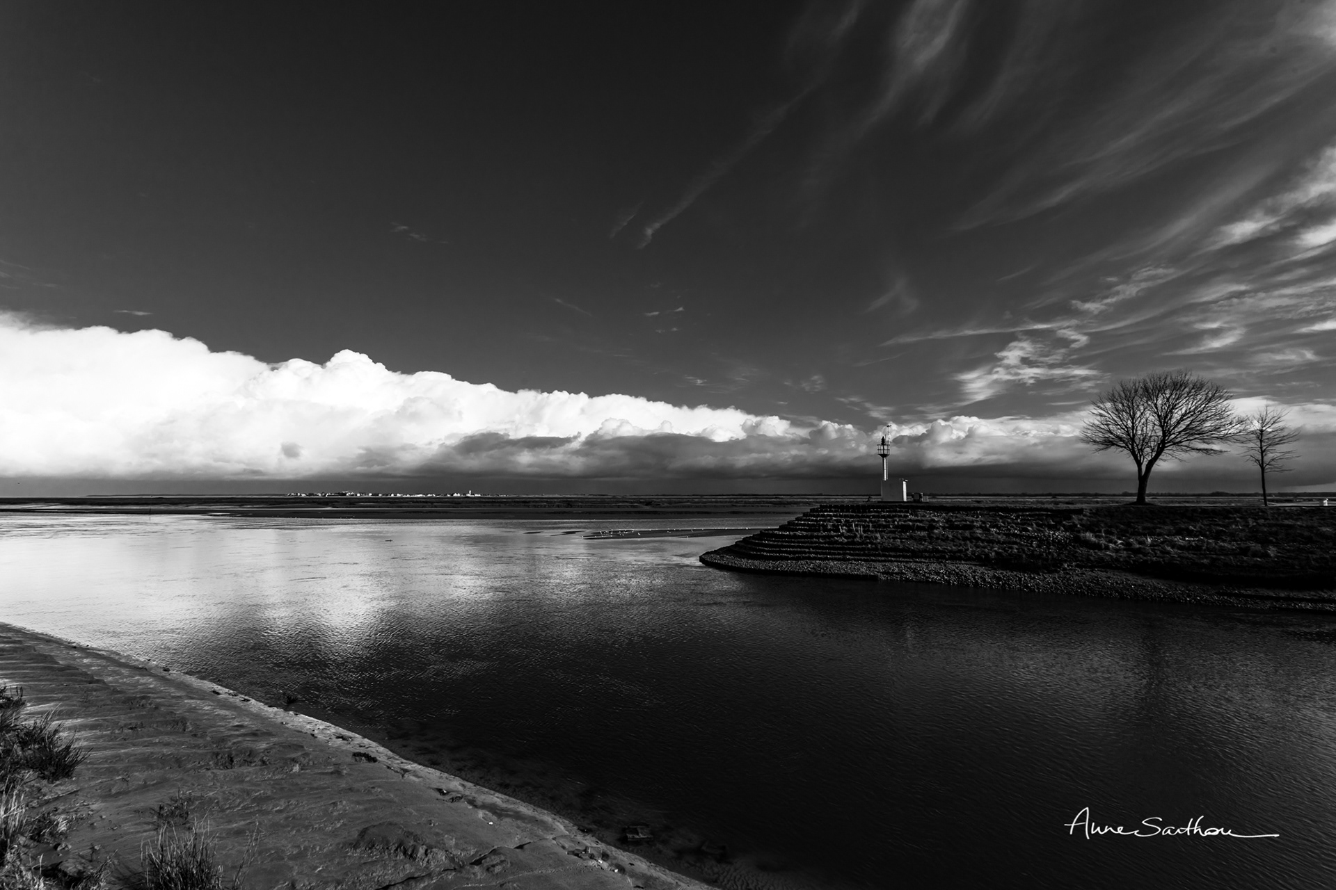 Un phare dans les nuages