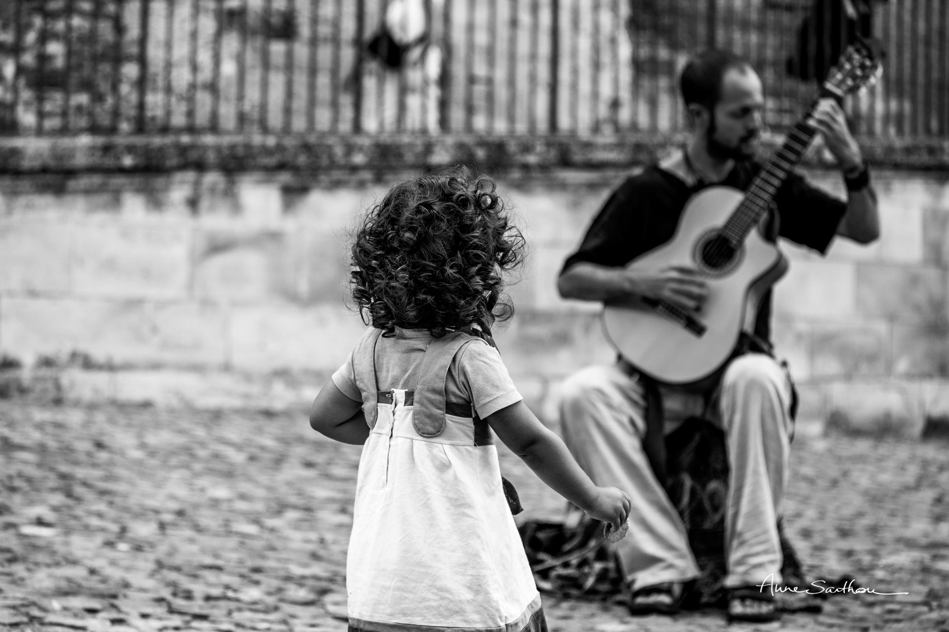 La fillette et le guitariste