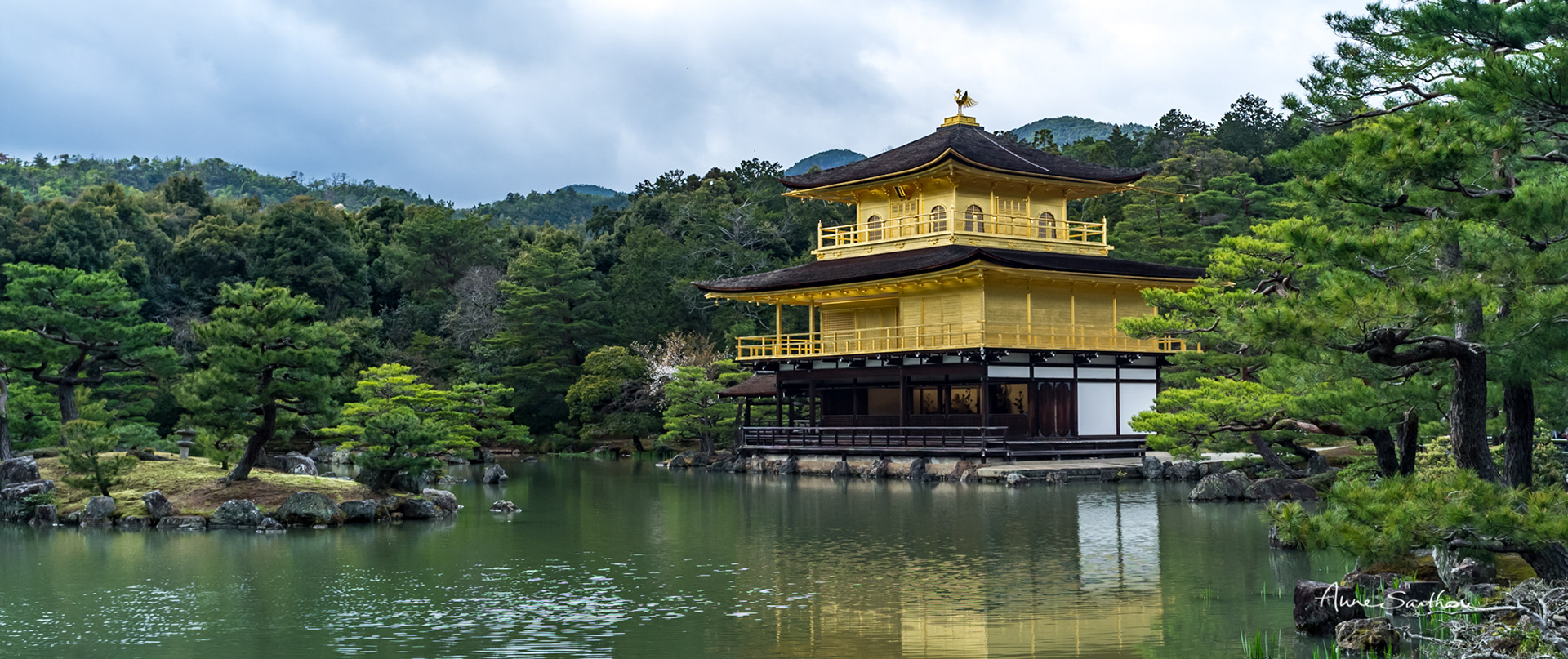 Kinkaku-ji sous les nuages (Kyoto, Japon)