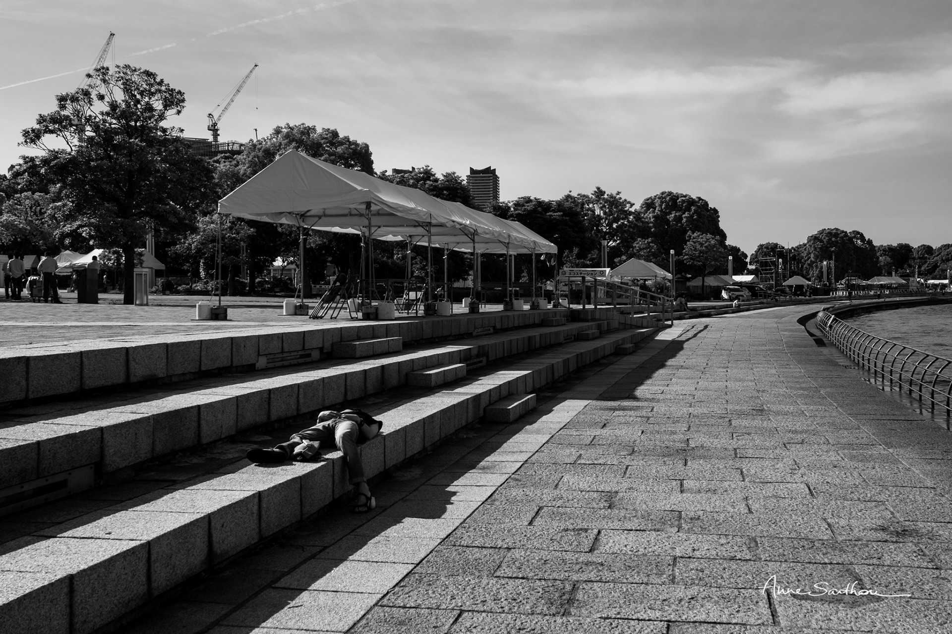 La sieste sur le quai