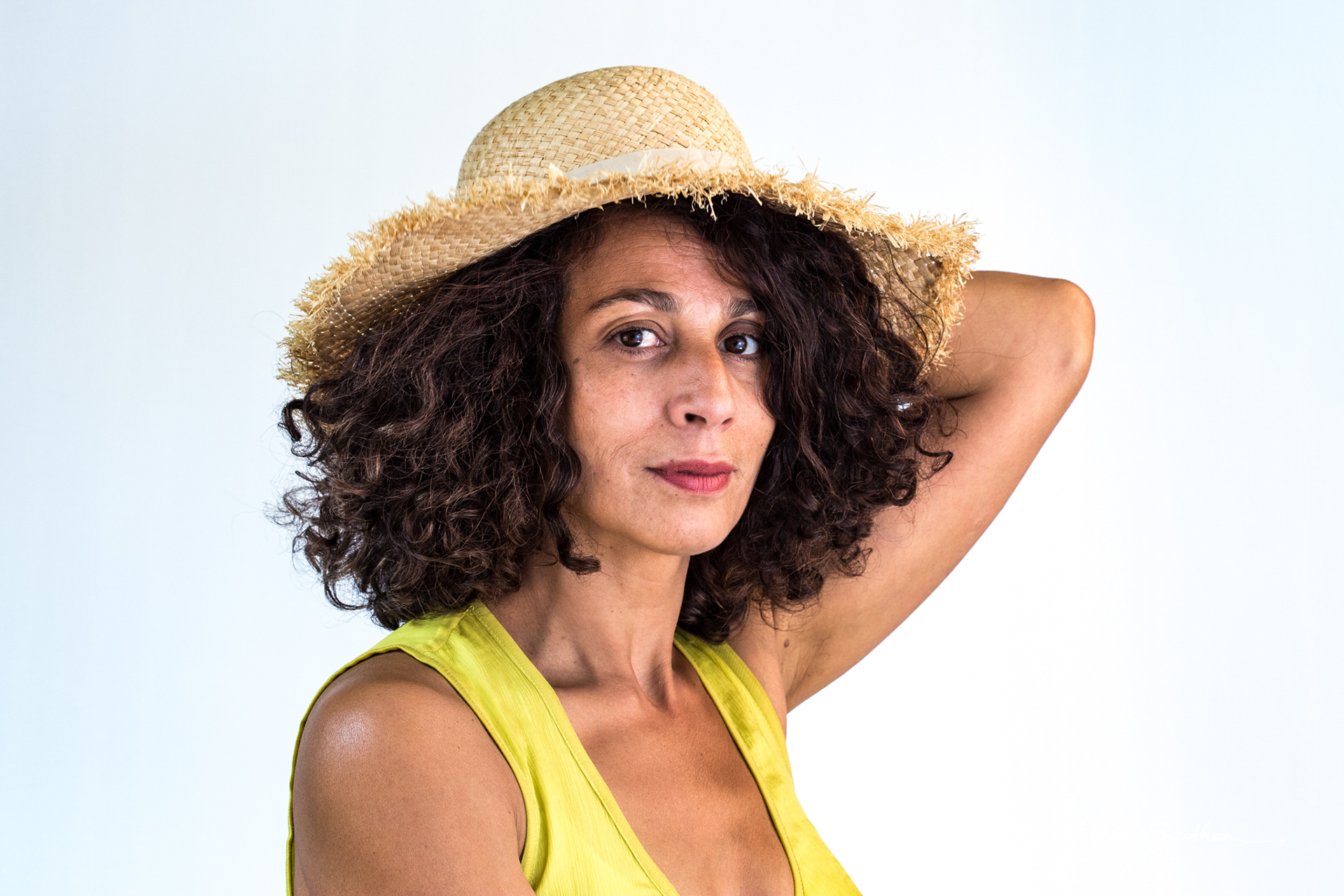 Najette L. au chapeau de paille
