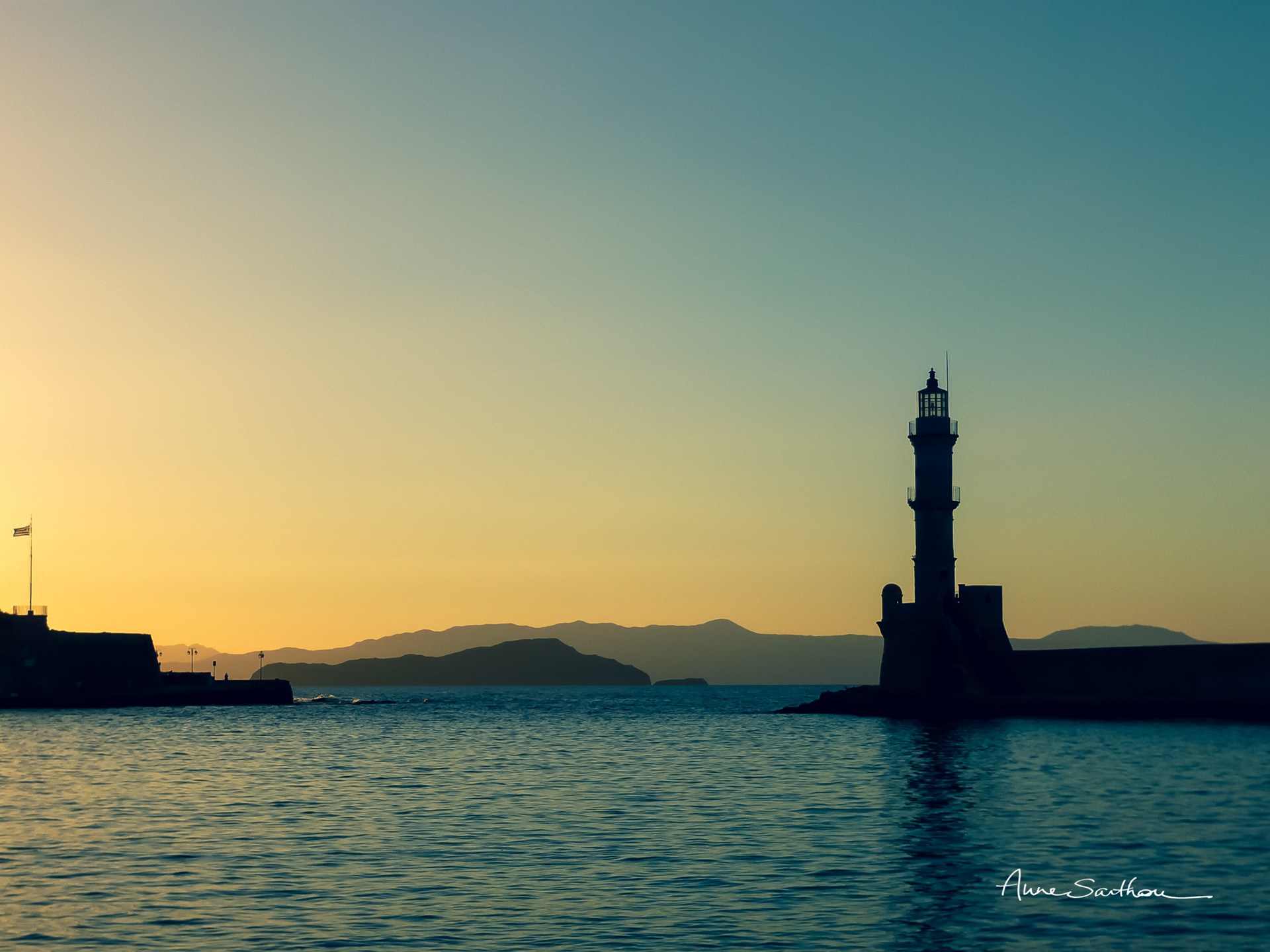 Phare et drapeau