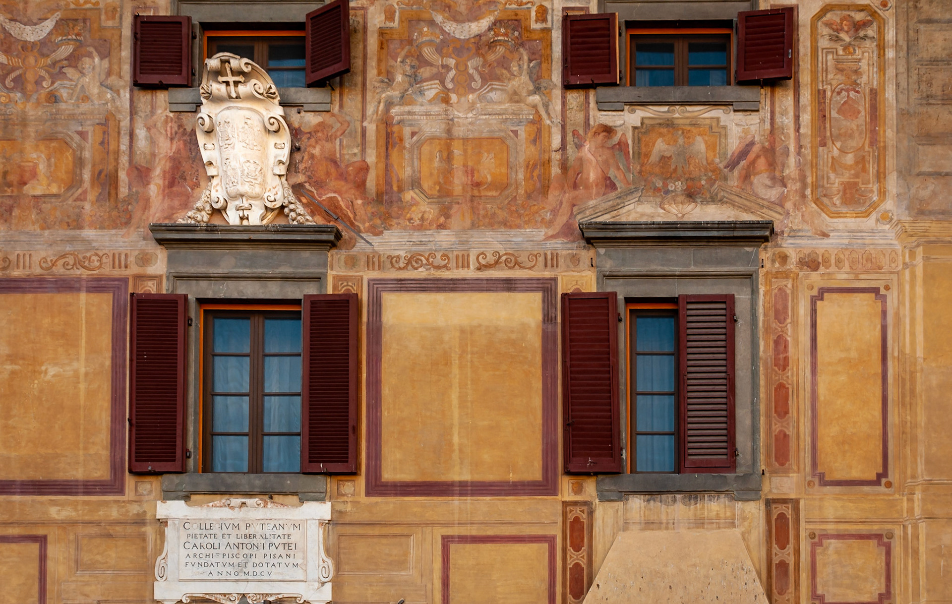 Utsnitt av husvegg i Universitetet i Pisa