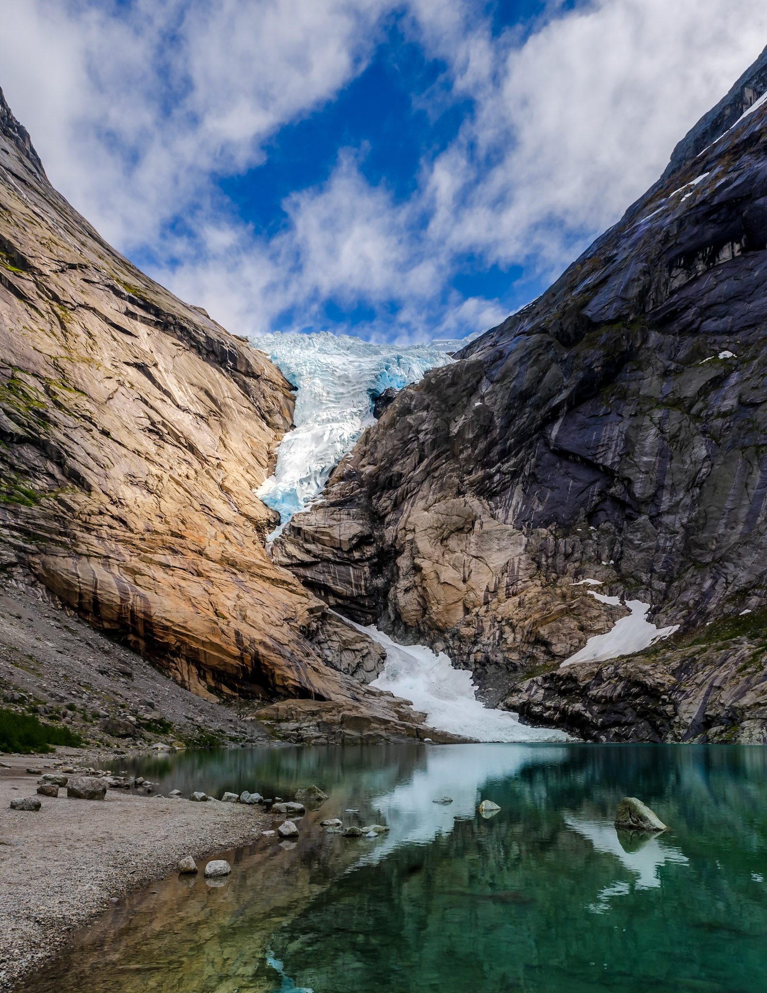 Briksdalsbreen, Olden