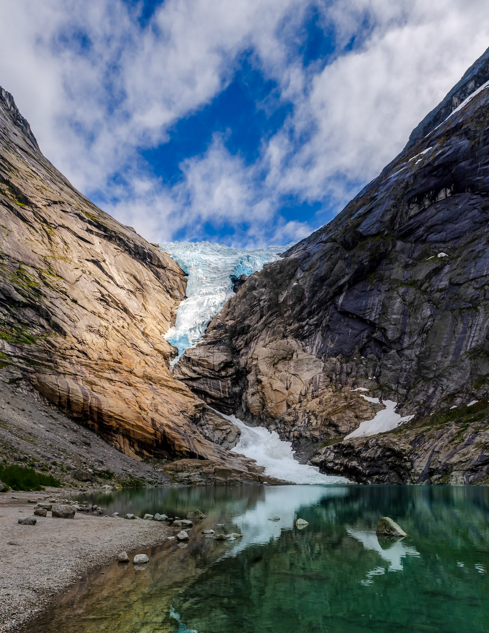 Briksdalsbreen, Olden