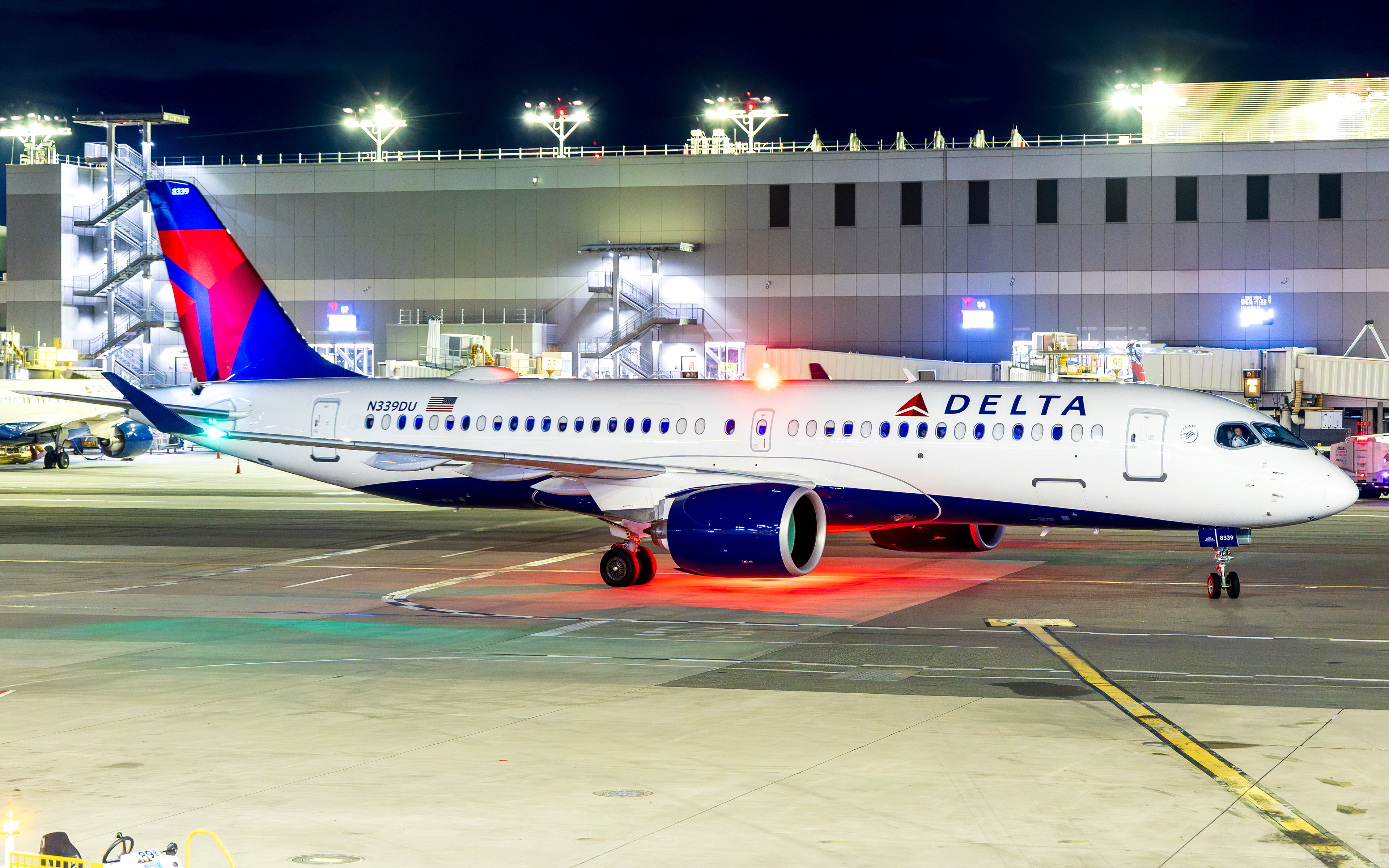 Delta Airbus A220-300 in New York (LGA)