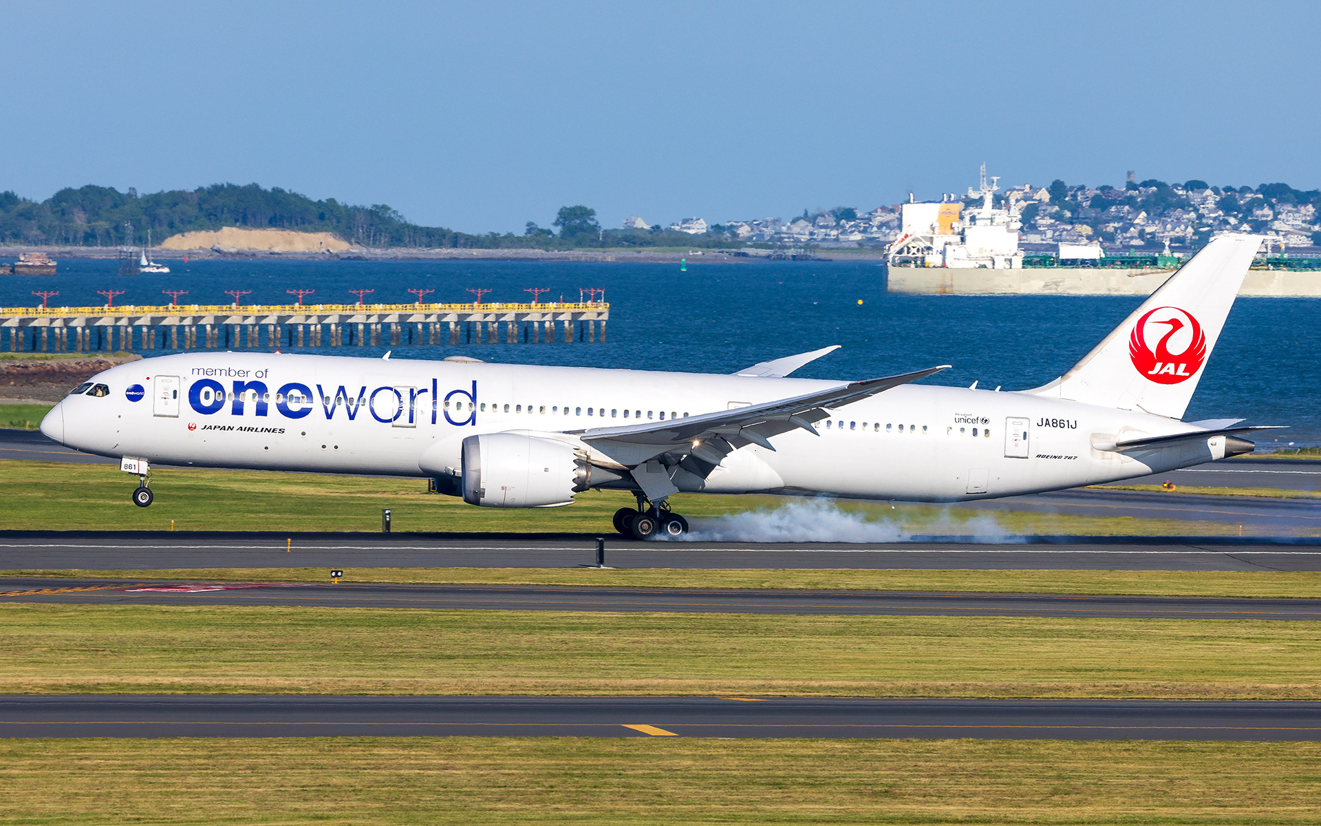 Japan Airlines Boeing 787-9 in Boston, MA - Oneworld Livery
