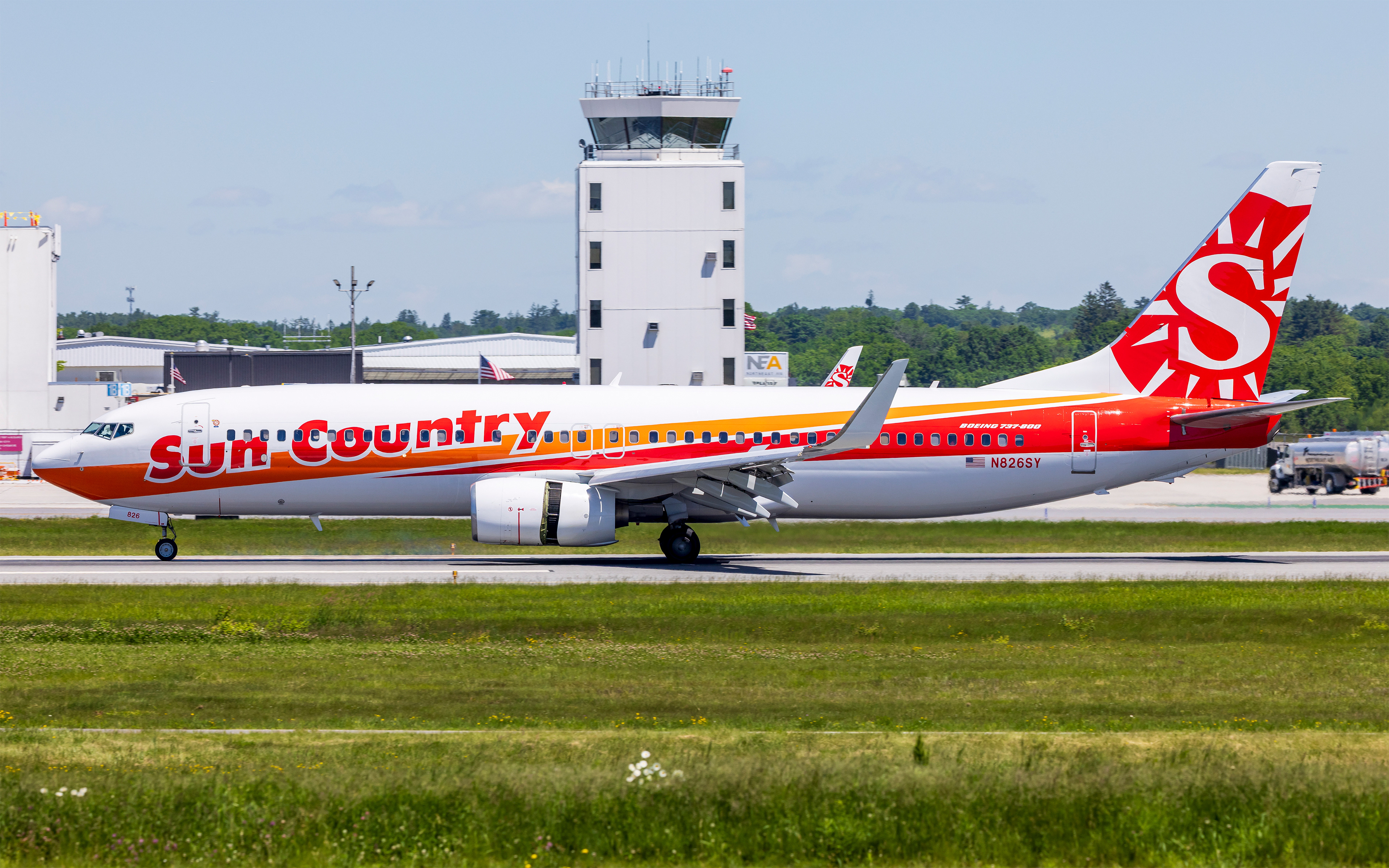 Sun Country Boeing 737-800 in Portland, ME - Retro Livery
