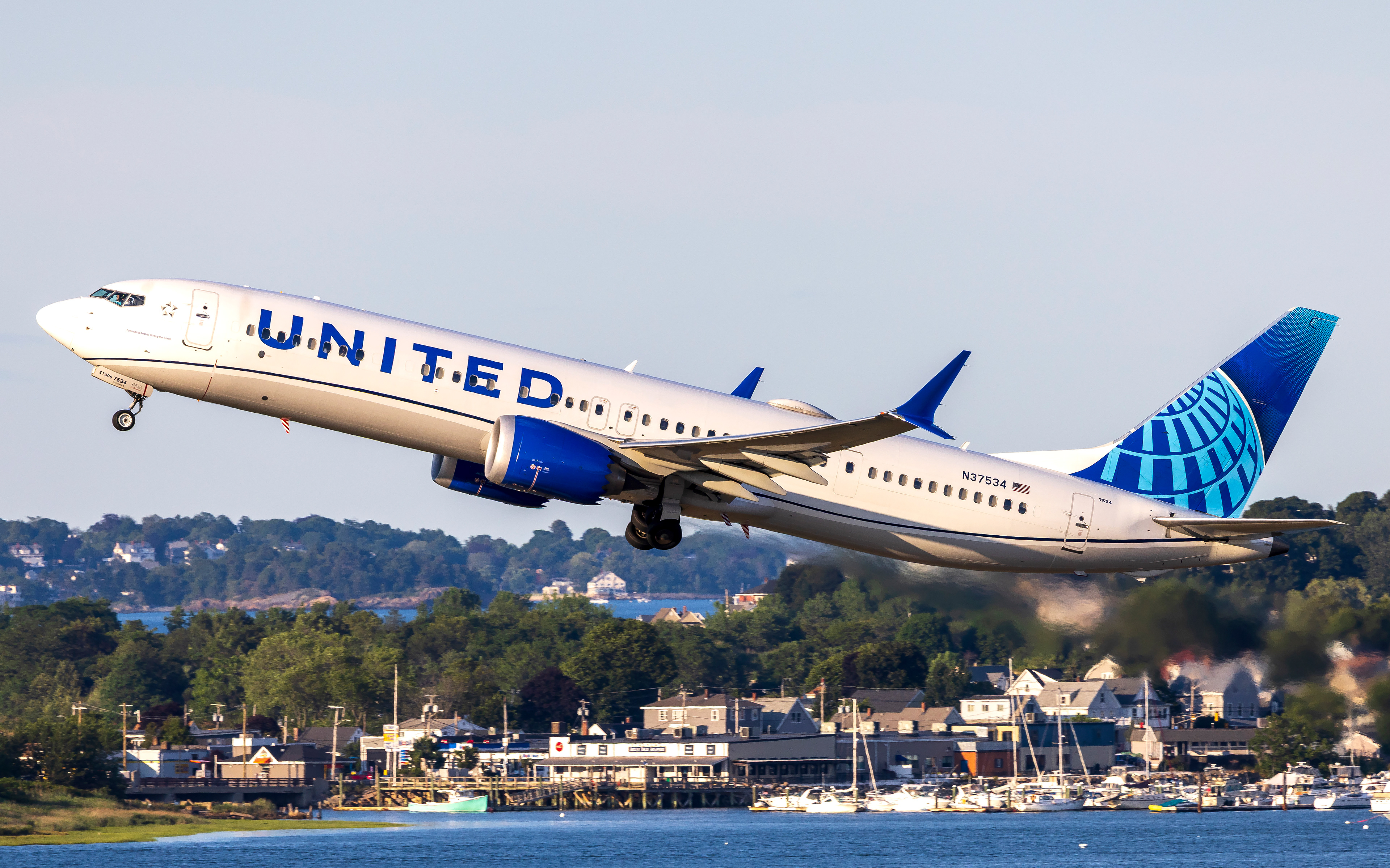 United Boeing 737 MAX 9 in Boston, MA