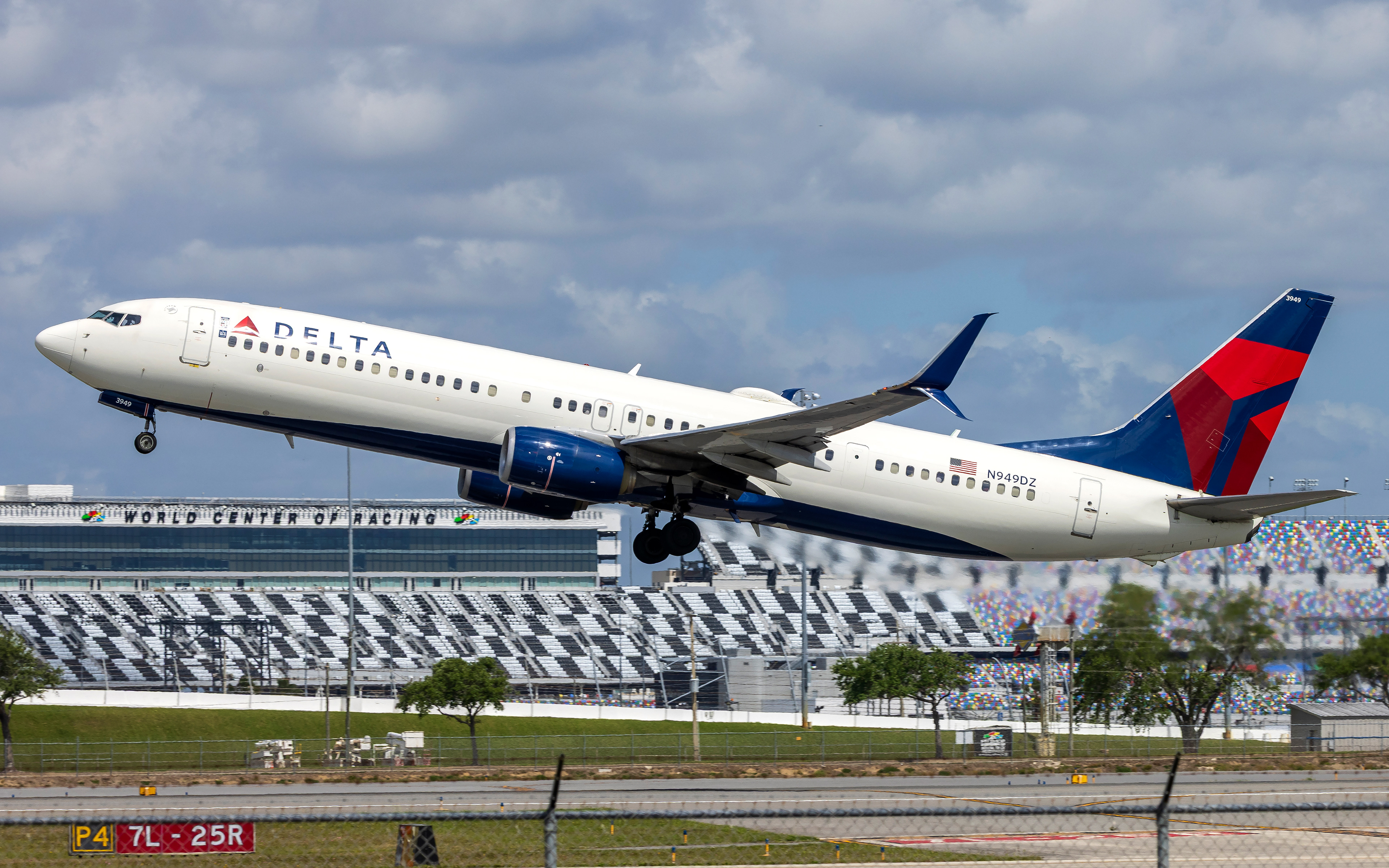 Delta Boeing 737-900 in Daytona Beach, FL