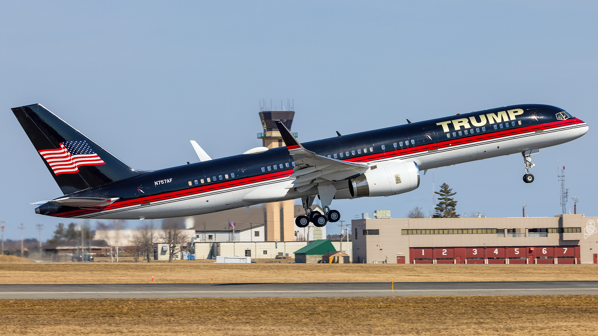 Trump Boeing 757-200 in Bangor, ME