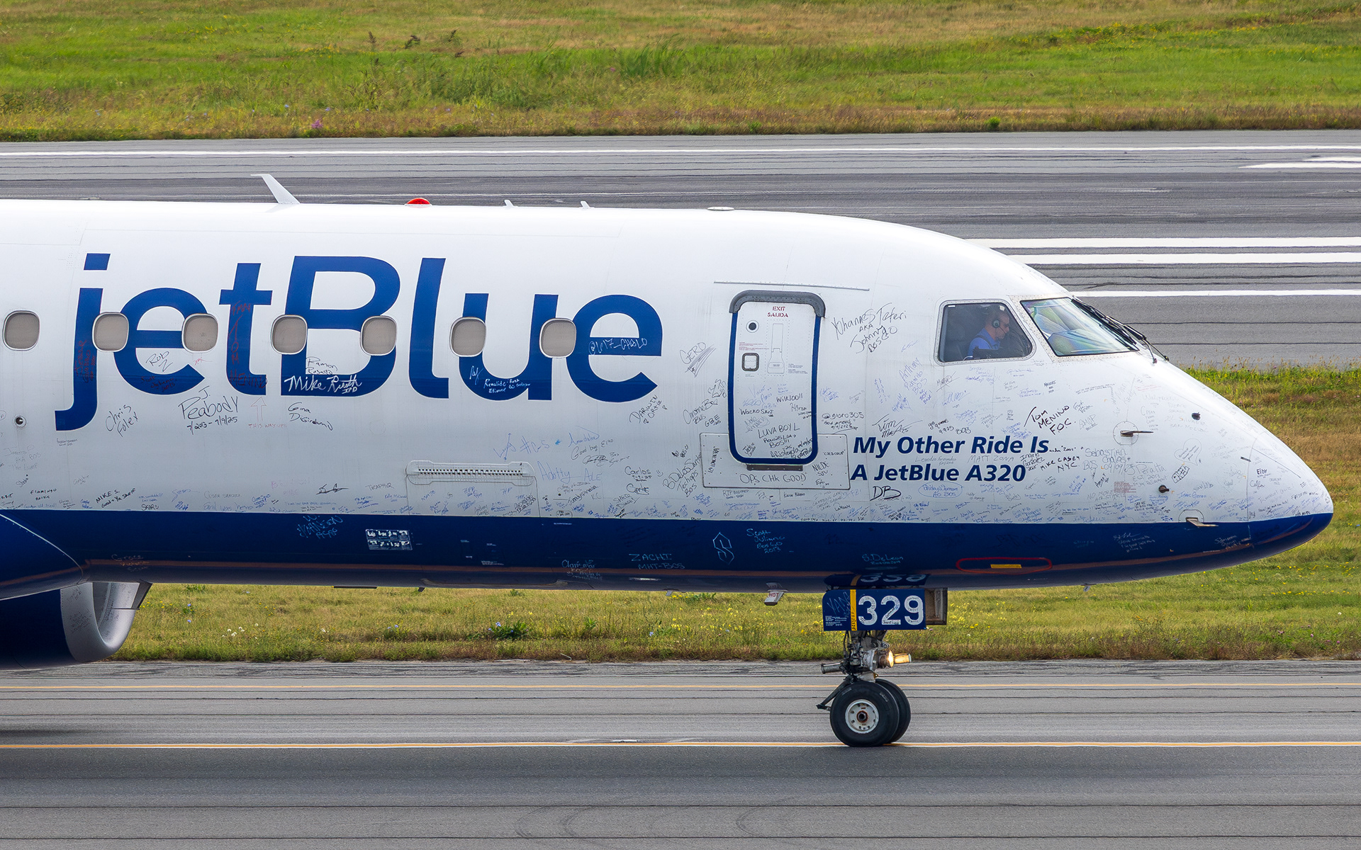 JetBlue Embraer E-190 in Boston, MA - Farewell Signatures Livery