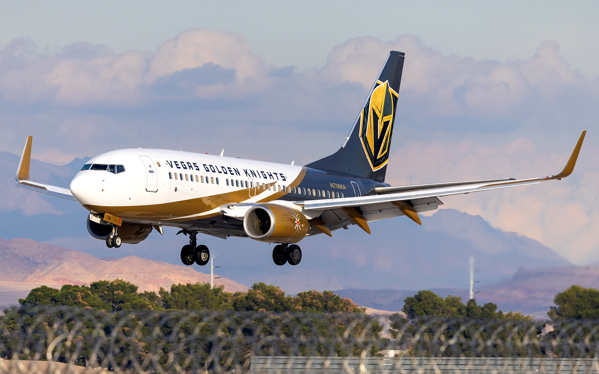 KaiserAir Boeing 737-700 in Las Vegas, NV