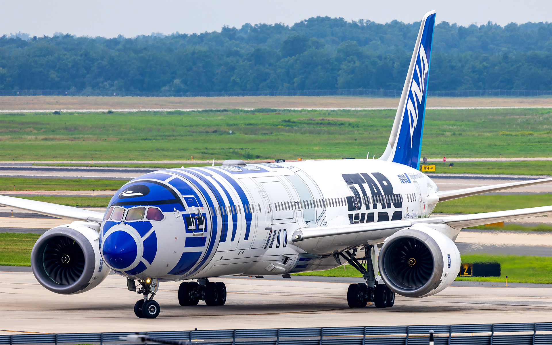 All Nippon Airways Boeing 787-9 in Washington, DC (IAD) - R2D2 Livery